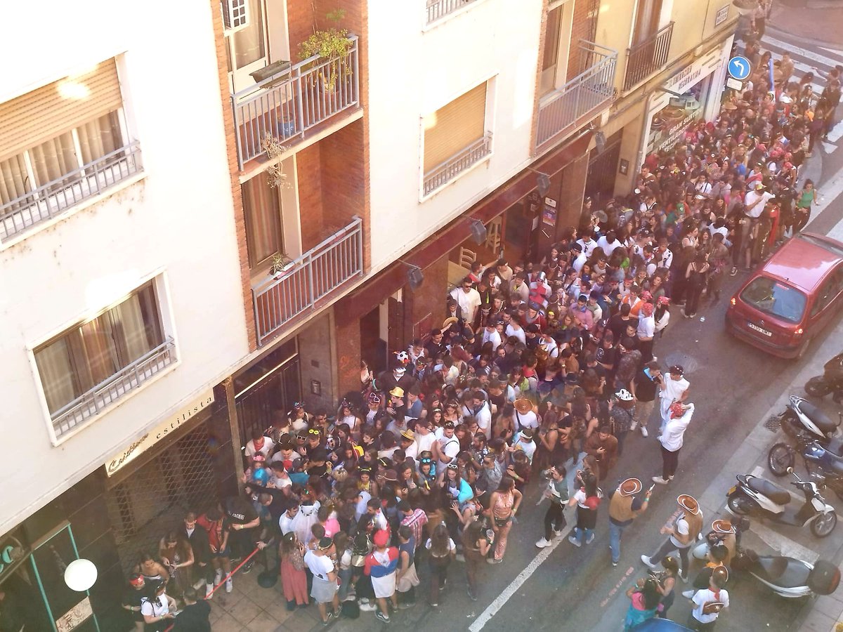 StopRuidoZgz's tweet photo. Botellón,agrupamientos masivos de gente bebiendo en la calle en locales ocio nocturno,ocurre no en lugares aislados sino en lugares habitados,Si quieren divertirse entre las 0.00 y las 7.00 de la madrugada,Podrán gritar,cantar,aullar,micionar sin problema como c/Mayor de Zaragoza https://t.co/YZNWrQpnPG