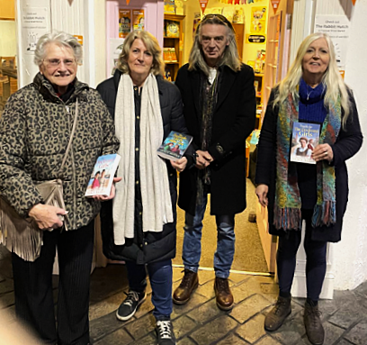 Therabbits21's tweet image. Wonderful to meet author @tracyfbaines at #TheRabbitHutch  @FreemanStMarket today.
Thanks so much to Tracy and Tracy's mum for calling in and chatting about books and the history of our wonderful community in Grimsby.
Tracy's wonderful books are available in store at now