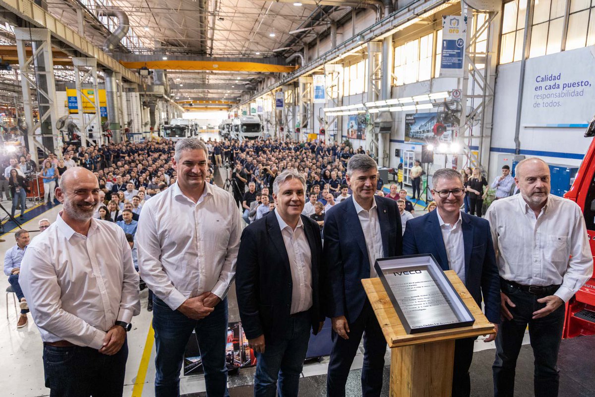 marcerodio's tweet photo. 🎉 ¡Felices 55 años Iveco! 👏

Junto al gobernador @MartinLlaryora y el intendente @PasseriniOk, asistimos a la celebración del aniversario de @ivecoargentina.
Hace 55 años #Iveco eligió Córdoba y desde entonces, nuestra provincia ha sido testigo de un crecimiento constante. 💪🚛 https://t.co/UE15umldZT