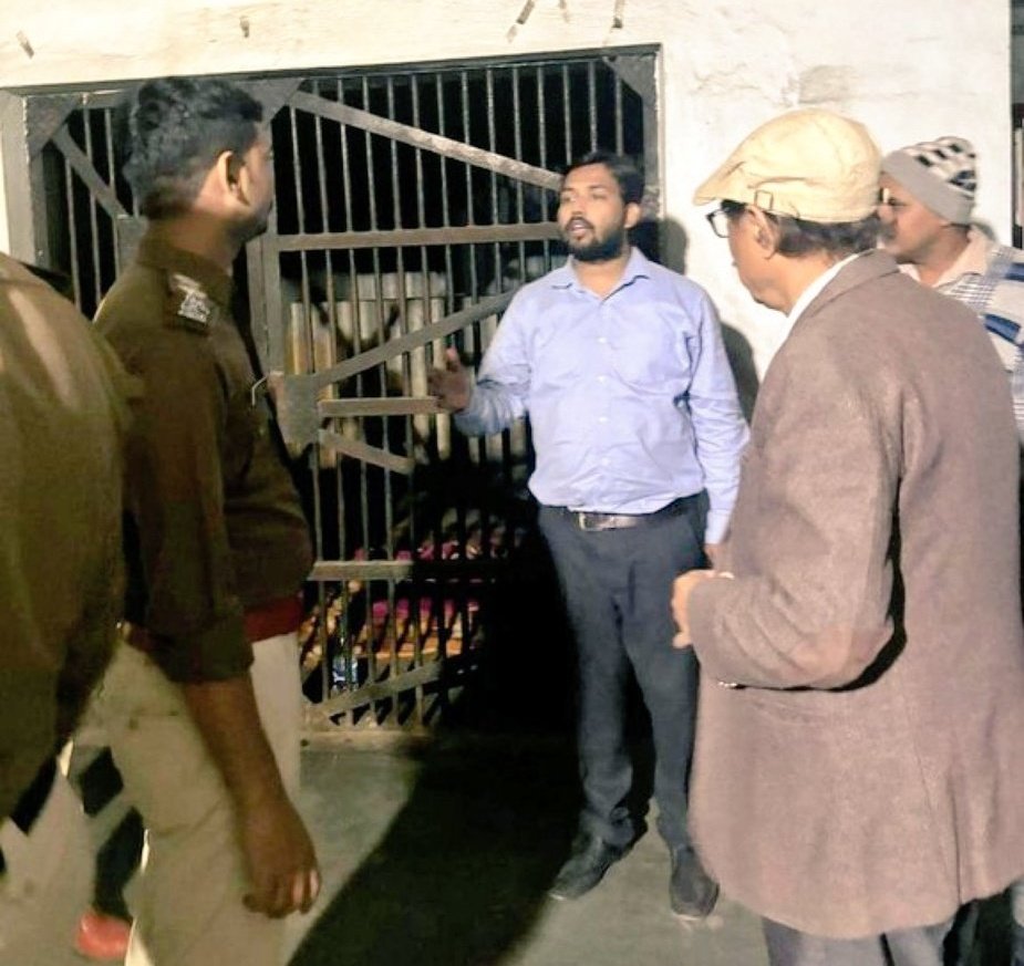 Deepakmaurya__'s tweet photo. "जिस राज्य में शिक्षकों को गिरफ्तार और छात्रों पर लाठी भांजी जाने लगे उस राज्य का पतन होने से कोई नहीं रोक सकता।
#khansir #Khan_Sir #KhanSirPatna #BPSC_No_Normalisation #bpsc_jawab_do https://t.co/nAyl4tKkjn