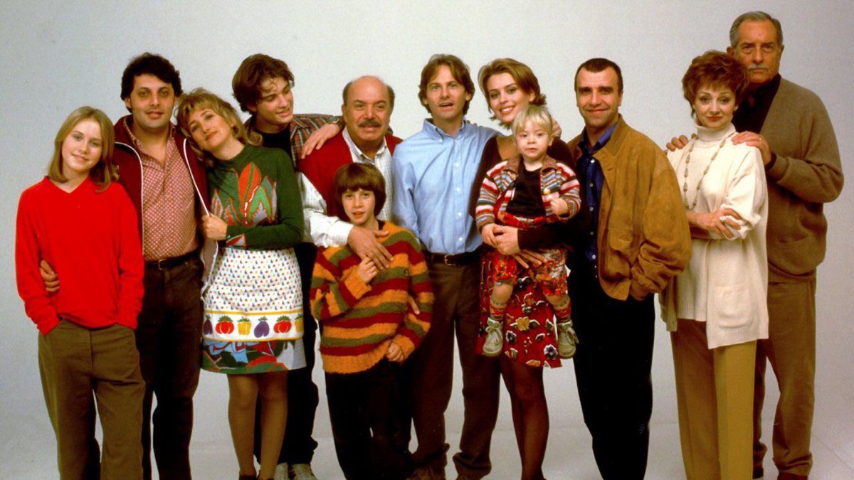 TCDSTV's tweet photo. Il 6 dicembre 1998 andava in onda la prima puntata di Un medico in famiglia, la serie che ha accompagnato intere generazioni❤️ https://t.co/Ul3rru4FYp