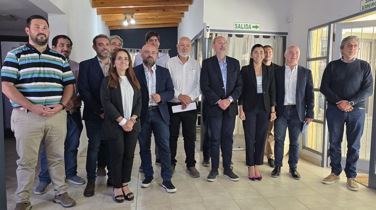 ProduccionMza's tweet photo. ✅ Nos reunimos con el Intendente de San Carlos Alejandro Morillas 

Del encuentro, que se llevó a cabo en el edificio municipal, participó el Ministro de Producción, Rodolfo Vargas Arizu y además, el presidente del Consejo  Deliberante, Ariel Kuisco Mendez. 

+ https://t.co/RTijjNFYcE