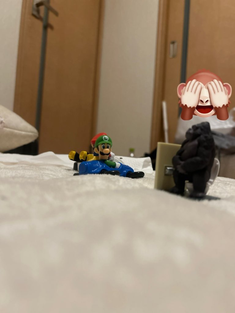 NyEgla's tweet photo. 深夜テンションでゴリラのトイレを見つめる���イージを撮りました。
笑いが止まりません
#ルイージ
#マリオ
#マリオカート
#ハッピーセット https://t.co/ebWEehjQEK