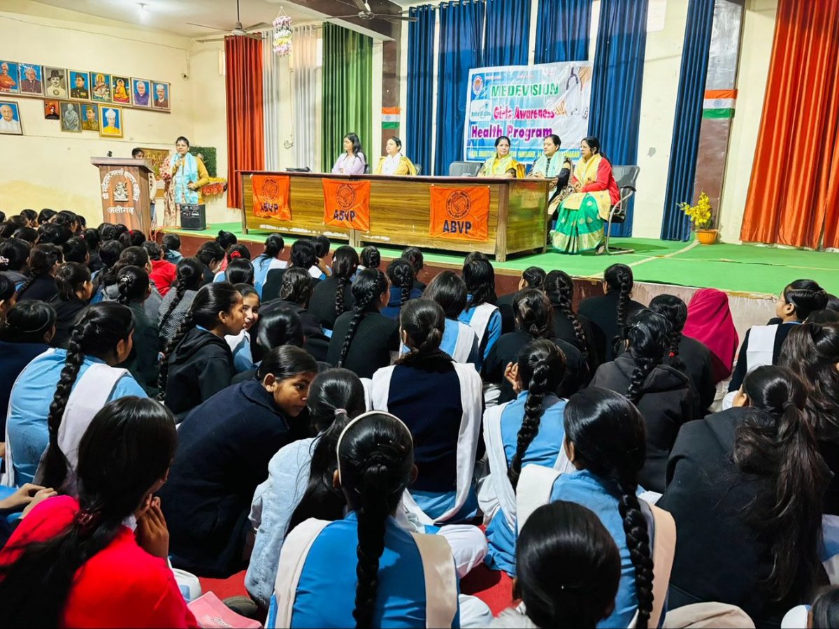 MeDeVisionOrg's tweet photo. MeDeVision Aligarh team conducts Girls health awareness program at Maheshwar kanya inter college https://t.co/GEUEHcNbtw