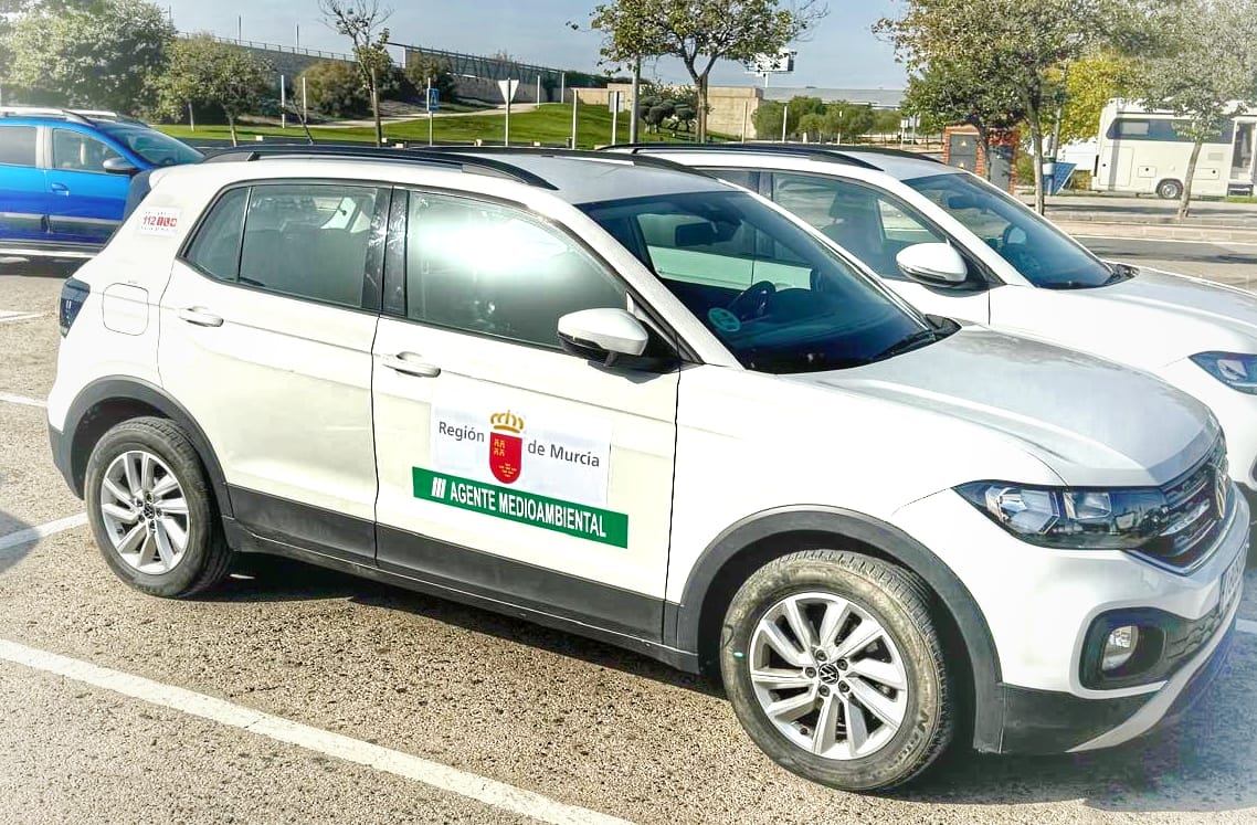 "Por falta de previsión ante la finalización del renting, los Agentes Medioambientales de  Murcia usan temporalmente SUVs (3 meses) hasta la llegada de unidades adecuadas según la Ley 4/2024.Los SUVs no tienen tracción 4x4, ni rotativos policiales ni rotulación corporativa eficaz