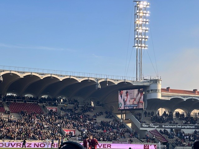 CHUBordeaux's tweet photo. [EN IMAGES] Retour sur la présence du @chubordeaux le 30/11 aux cotés de l'@UBBrugby dans le cadre du mois de sensibilisation aux cancers masculins
Les Dr @amaury_daste &amp; Dr @LefortFelix service oncologie ont donné le coup d'envoi fictif 
#iloveubb #UBBMHR #challengedesgentlemen https://t.co/GVuA9NgHmW