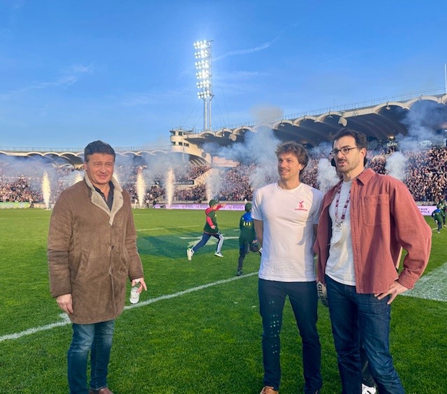 CHUBordeaux's tweet photo. [EN IMAGES] Retour sur la présence du @chubordeaux le 30/11 aux cotés de l'@UBBrugby dans le cadre du mois de sensibilisation aux cancers masculins
Les Dr @amaury_daste &amp; Dr @LefortFelix service oncologie ont donné le coup d'envoi fictif 
#iloveubb #UBBMHR #challengedesgentlemen https://t.co/GVuA9NgHmW