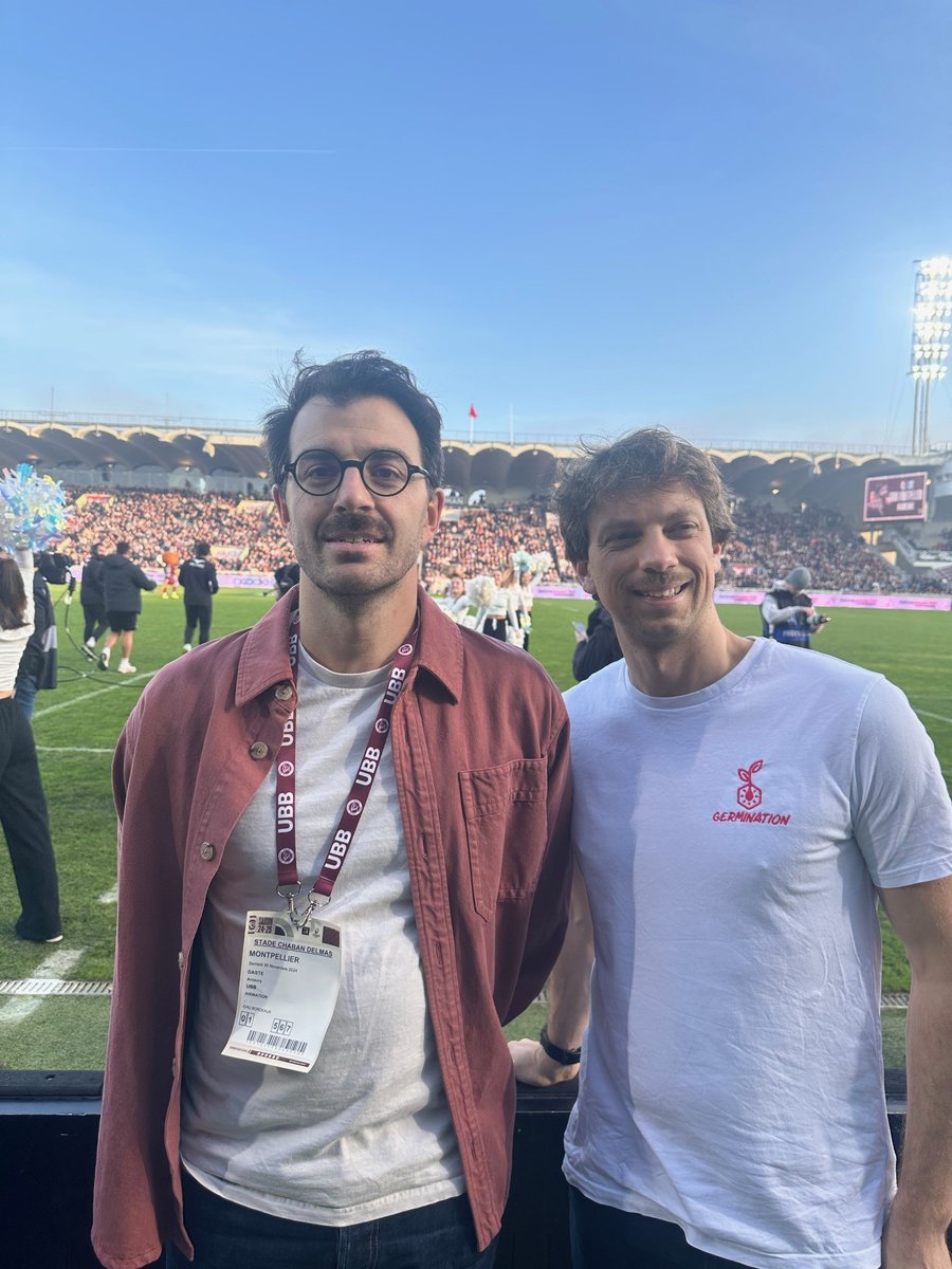 CHUBordeaux's tweet photo. [EN IMAGES] Retour sur la présence du @chubordeaux le 30/11 aux cotés de l'@UBBrugby dans le cadre du mois de sensibilisation aux cancers masculins
Les Dr @amaury_daste &amp; Dr @LefortFelix service oncologie ont donné le coup d'envoi fictif 
#iloveubb #UBBMHR #challengedesgentlemen https://t.co/GVuA9NgHmW