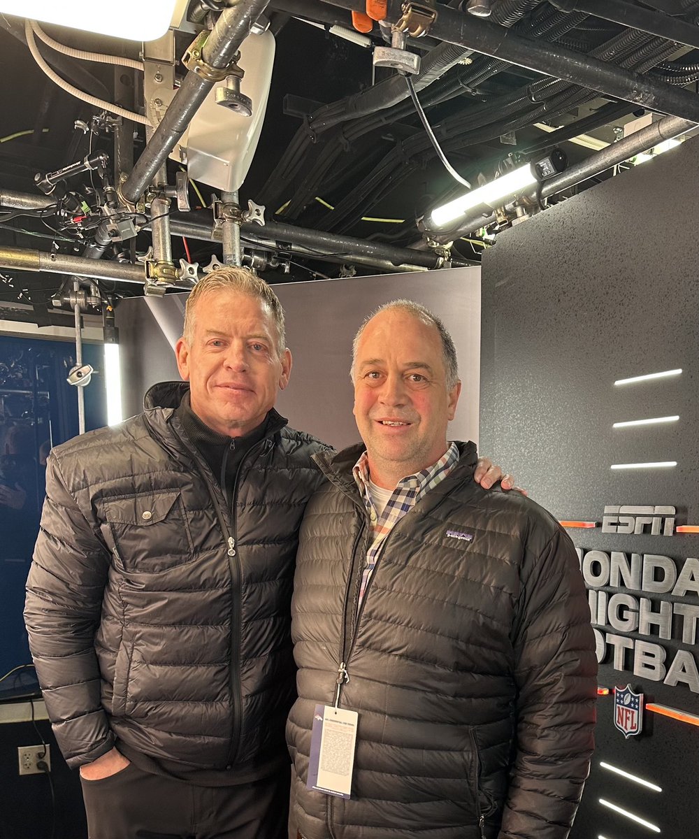 We had the opportunity to spend some time with Friend of New Wave Enviro @TroyAikmen before the Denver Broncos Monday Night Game this week. Troy has always been a champion of our bottles and the importance of hydration