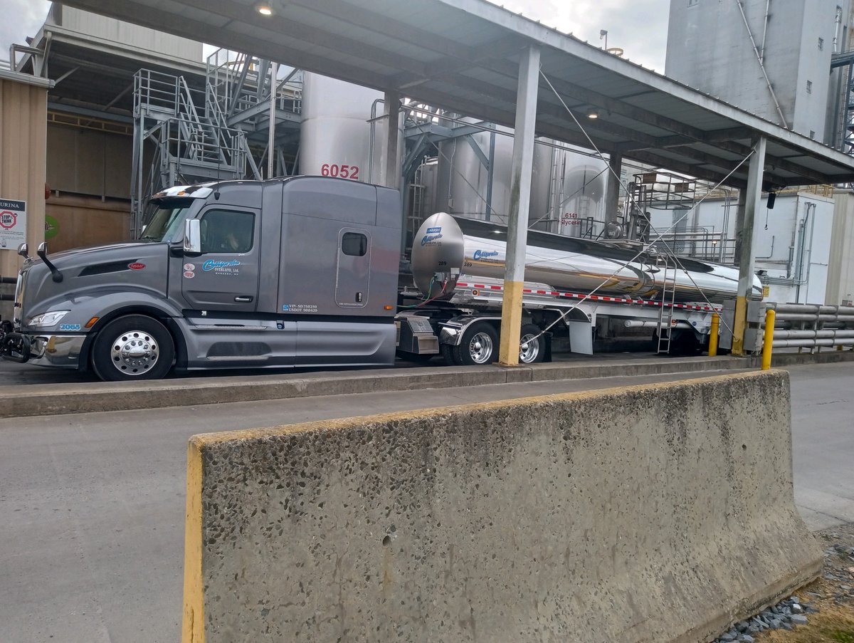 CAOverlandLtd's tweet photo. #ifitdontshineitaintmine #Pete #peterbilt579 #Peterbilt #Pete579 #diesel #diesels #bigrigs #bigrig #peterbilt579 #pete579 #dieseltruck #trucker #18wheeler #18wheels #18wheeler #semitruck  #flatbedder #otr #trucking https://t.co/qS4kbs1Rv0