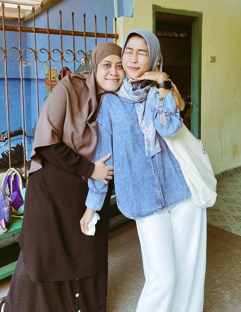 nayliciousmut's tweet photo. Aku titip taruh foto kita disini ya ma🥺 aku sengaja bgt mejem, ga kuat melek. Air mata ku netes sendiri, detik ini pun masih netes. Segitu syg nya aku sama km maa 🥺 https://t.co/rScV7QjXfW
