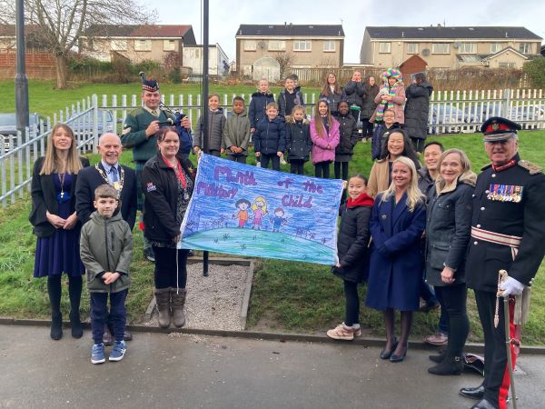 🎉 Proud moment at <a href="/MauricewoodPS/">Mauricewood PS</a> in Penicuik! 🎨 This week, the school raised a special Month of the Military Child flag, designed by talented P7 pupil Sophia Pang. 🌟
More: ow.ly/6uim50UmoMf