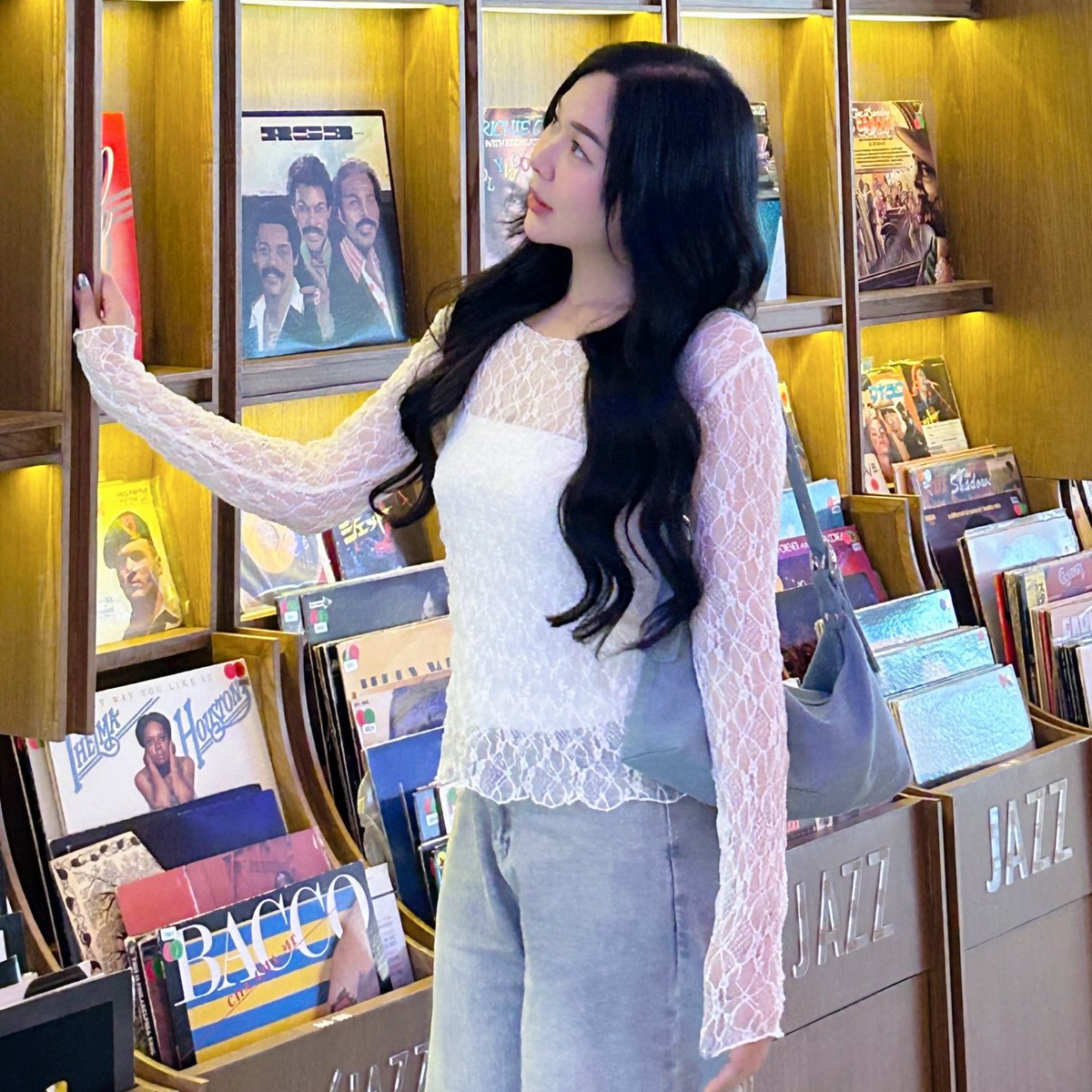 looookmai's tweet photo. ขอยกให้เป็นกระเป๋ากันตายเลยสำหรับแบรนด์นี้ มีของเค้าหลายใบมากกก โดยเฉพาะรุ่น mia นี่มีสีดำกับ light denim (ในรีวิว)

ยิ่งถ้ากดช่วงโปรคือยิ่งรู้สึกว่าคุ้มค่า นี่ใช้แบบสมบุกสมบัน ลุยๆมาก คือทน จุของจำเป็นได้ครบ สะพายก็สวย ห้อยพวงกุญแจก็เข้า แอพส้มตอนนี้ลดเยอะมาก ว่าจะกดมาอีกสักใบ🥹 https://t.co/LUOGCiJEM0