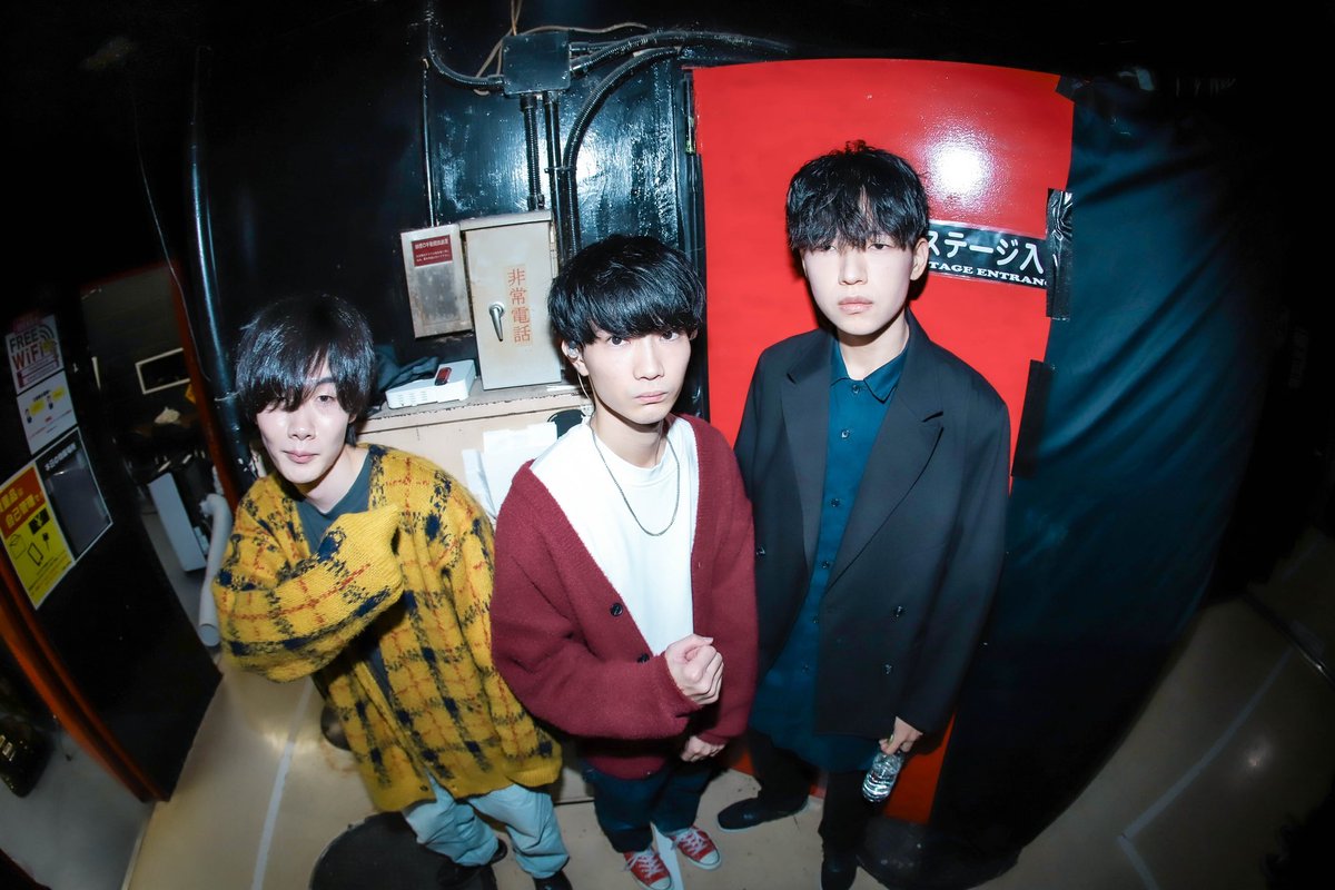 音楽しか取り柄のない僕が
ここまで続けられたのは
この3人だったから。

向き合い過ぎて何度も潰れそうになった弱虫な僕にその勇気をくれたのは紛れもなくこいつらだ。

2人を巻き込んだのはこの僕だから一生涯かけて果たす。

だからこれからも着いてきてね。
観に来てくれて本当にありがとう。