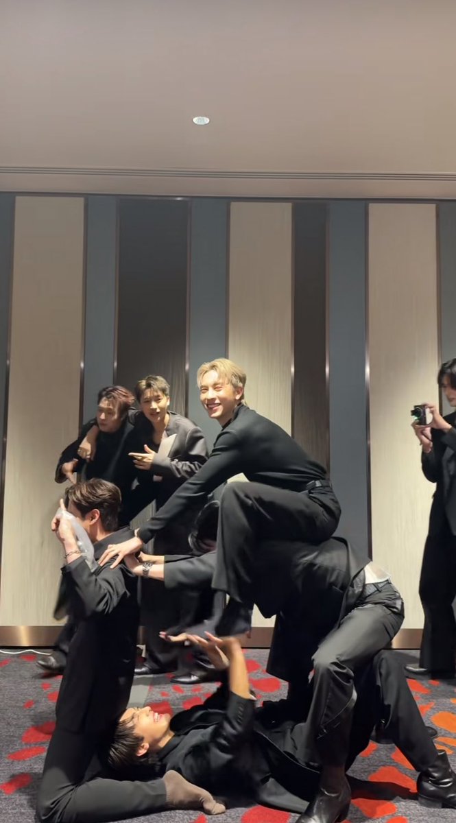 keyutuan's tweet photo. ข้อมือน้องกรกับหลังพี่คิม สงสารอะไรก่อนดี 55555555555555 ละน้องอองรีแฮปปี้ยิ้มแป้นมาก https://t.co/gCRHGg8gyL