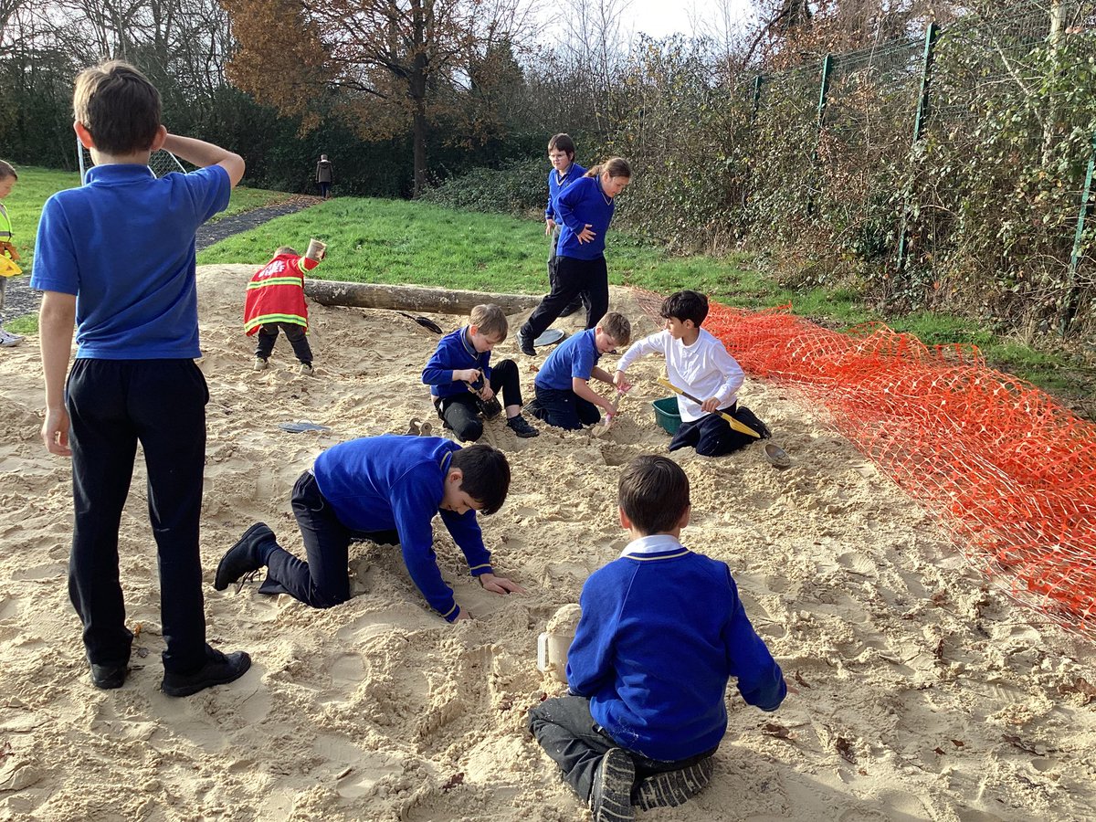 sissinghurstVA's tweet image. Who can dig the deepest hole or make a tunnel are the competitions in the sandpit today #neverendingfun #learningandplayingtogether @OPAL_CIC