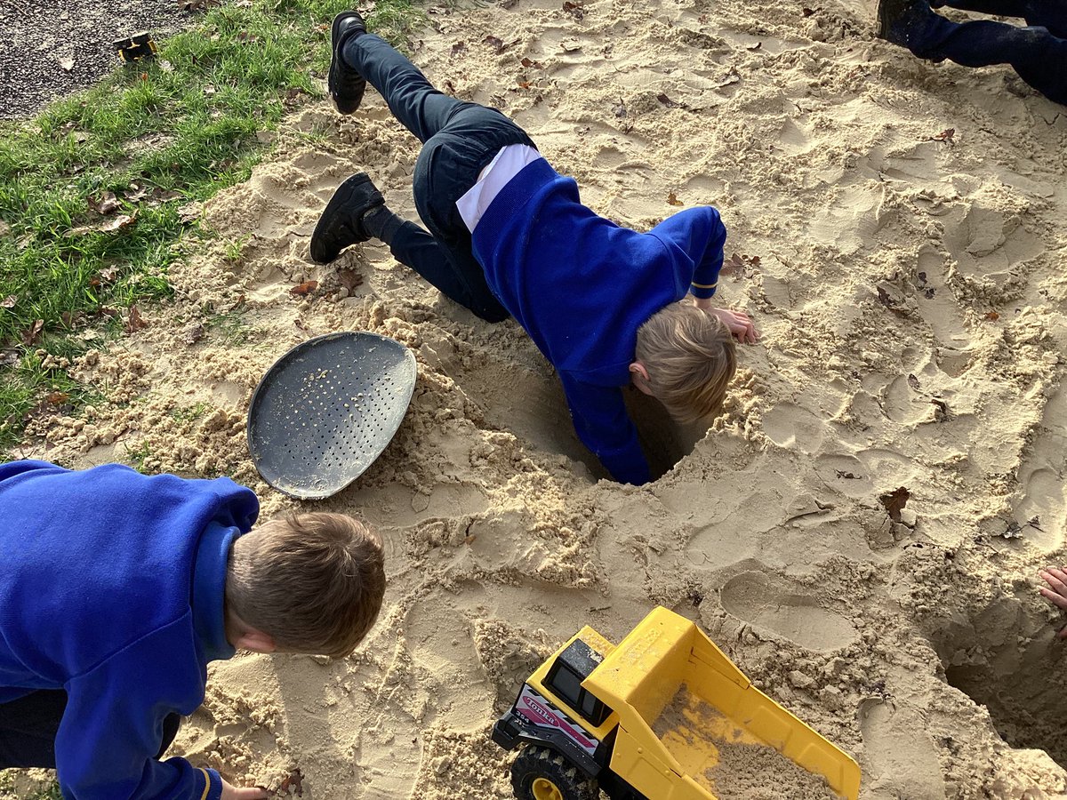sissinghurstVA's tweet image. Who can dig the deepest hole or make a tunnel are the competitions in the sandpit today #neverendingfun #learningandplayingtogether @OPAL_CIC