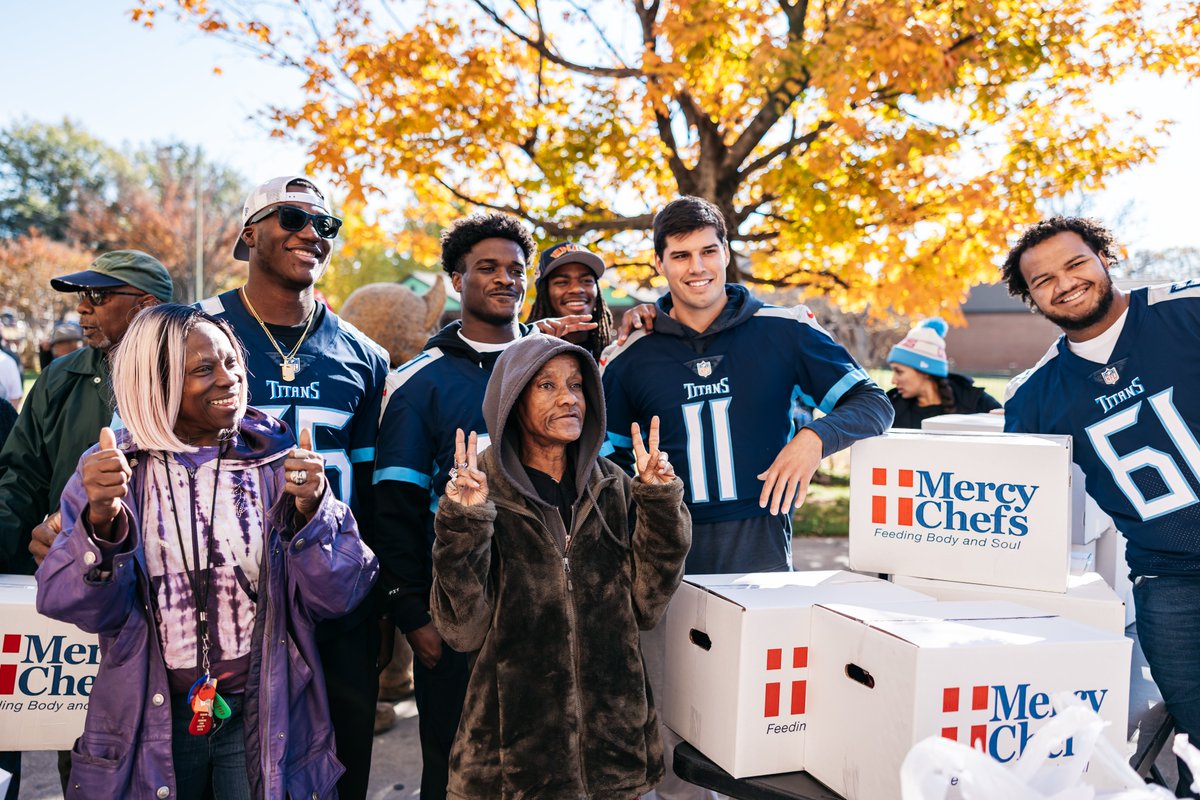 titanscommunity's tweet photo. Last week, the @Titans partnered with The Bridge for a Thanksgiving event where Titans players and staff served hot meals &amp; Thanksgiving groceries to the Edgehill community🦃

#WinServeEntertain https://t.co/OfwiILD43r