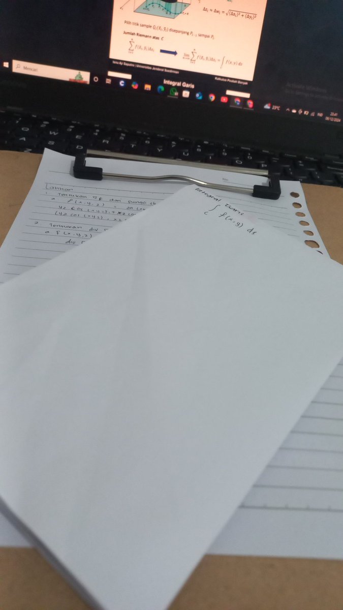 renjovvv's tweet photo. niat belajar malah ke distract notulen SU bjiiir, menyesal tidak ikut SU tapi kalo ikut SU takut liat orang marah marah😞 https://t.co/ldKYQsnIFb