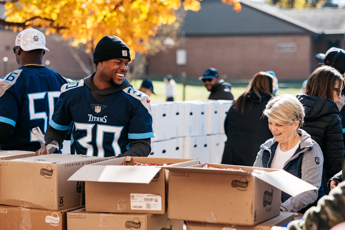 titanscommunity's tweet photo. Last week, the @Titans partnered with The Bridge for a Thanksgiving event where Titans players and staff served hot meals &amp; Thanksgiving groceries to the Edgehill community🦃

#WinServeEntertain https://t.co/OfwiILD43r