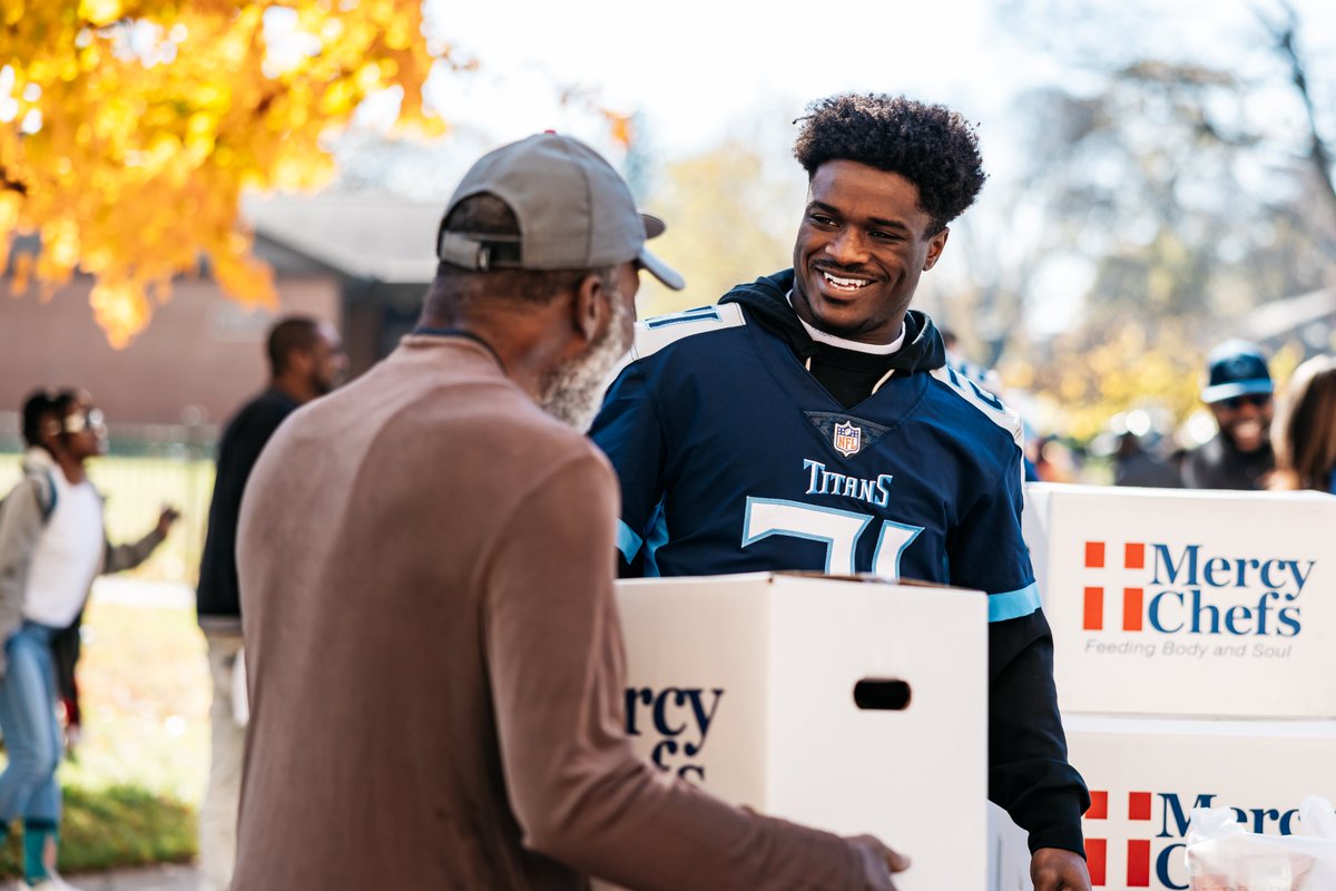 titanscommunity's tweet photo. Last week, the @Titans partnered with The Bridge for a Thanksgiving event where Titans players and staff served hot meals &amp; Thanksgiving groceries to the Edgehill community🦃

#WinServeEntertain https://t.co/OfwiILD43r