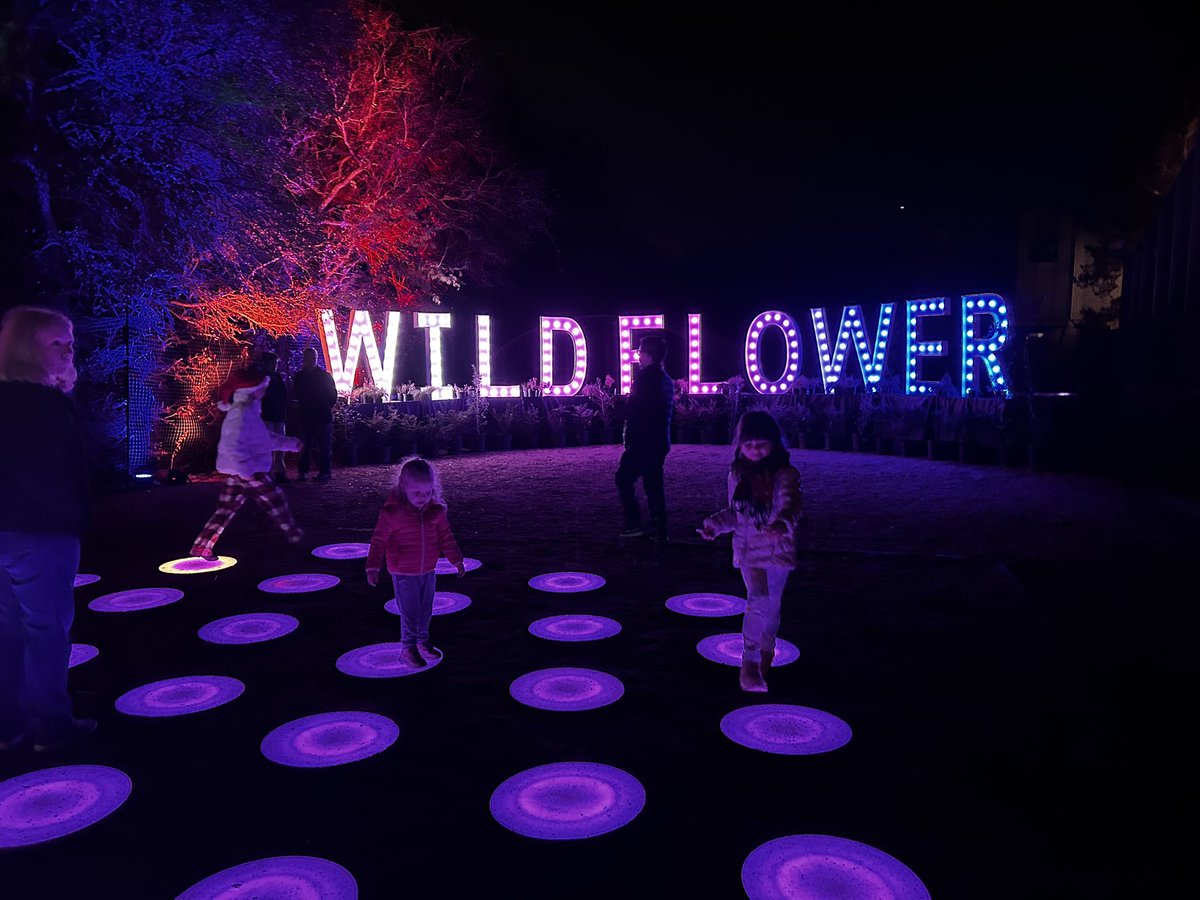 anna4leander's tweet photo. We had an incredible time at Longhorns &amp; Luminations tonight, hosted by The University of Texas at Austin’s Office of Governmental Affairs &amp; Initiatives and the Lady Bird Johnson Wildflower Center! https://t.co/GHb0Yj4ODl