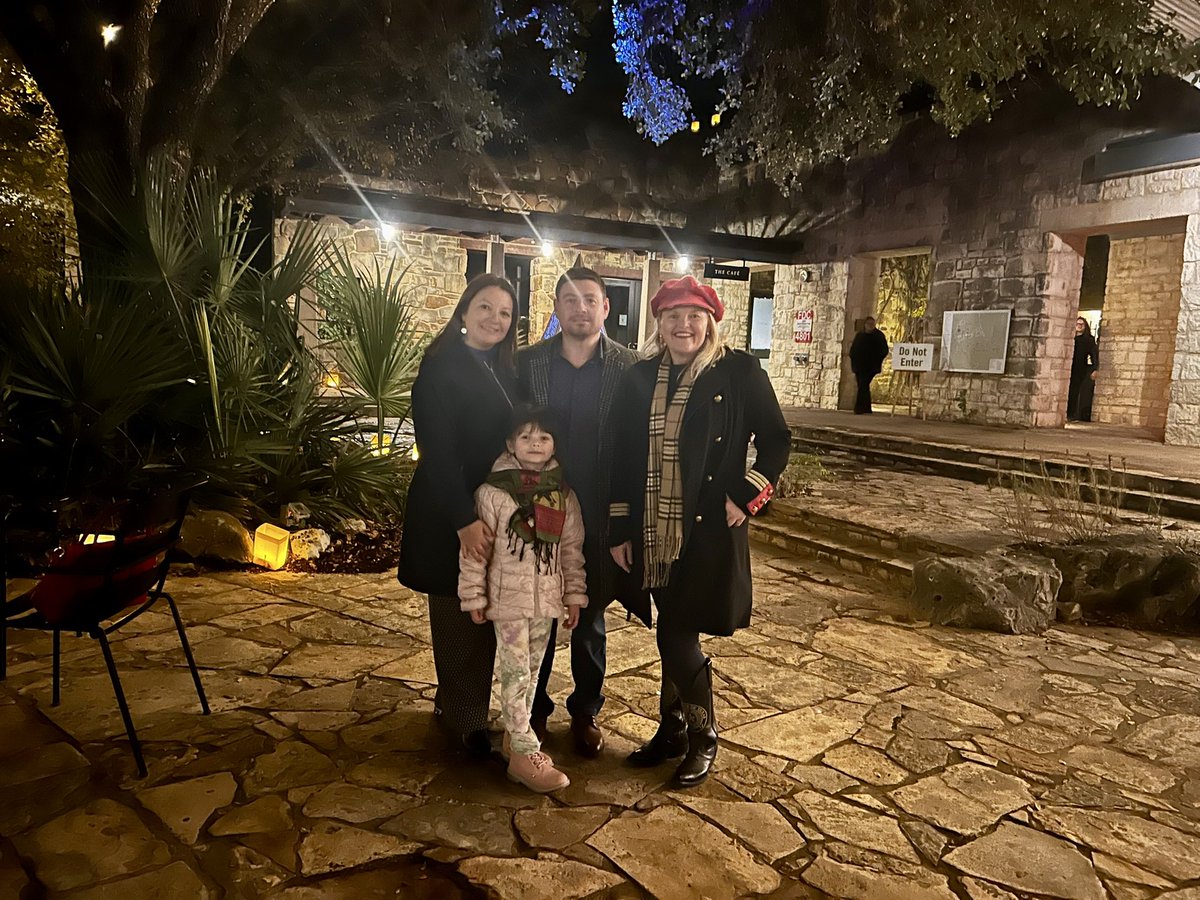 anna4leander's tweet photo. We had an incredible time at Longhorns &amp; Luminations tonight, hosted by The University of Texas at Austin’s Office of Governmental Affairs &amp; Initiatives and the Lady Bird Johnson Wildflower Center! https://t.co/GHb0Yj4ODl