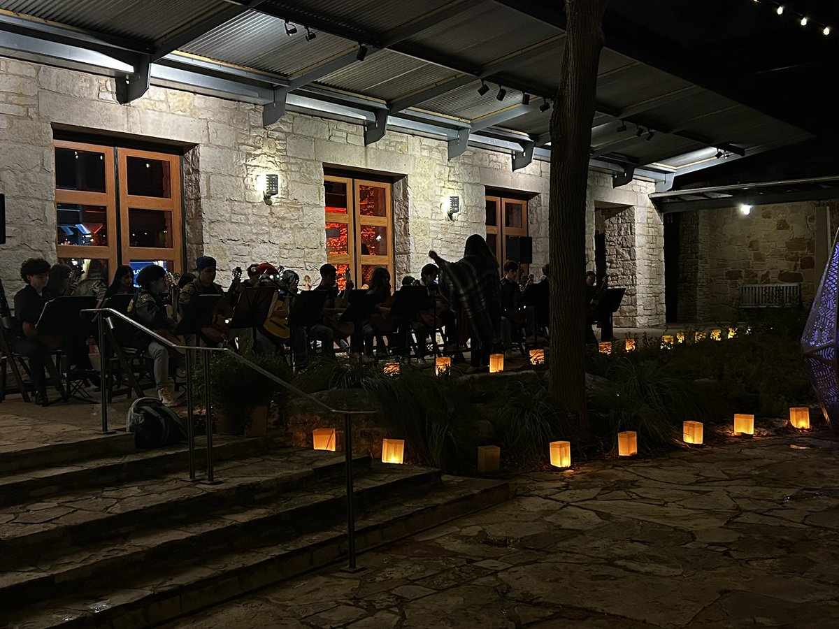 anna4leander's tweet photo. We had an incredible time at Longhorns &amp; Luminations tonight, hosted by The University of Texas at Austin’s Office of Governmental Affairs &amp; Initiatives and the Lady Bird Johnson Wildflower Center! https://t.co/GHb0Yj4ODl