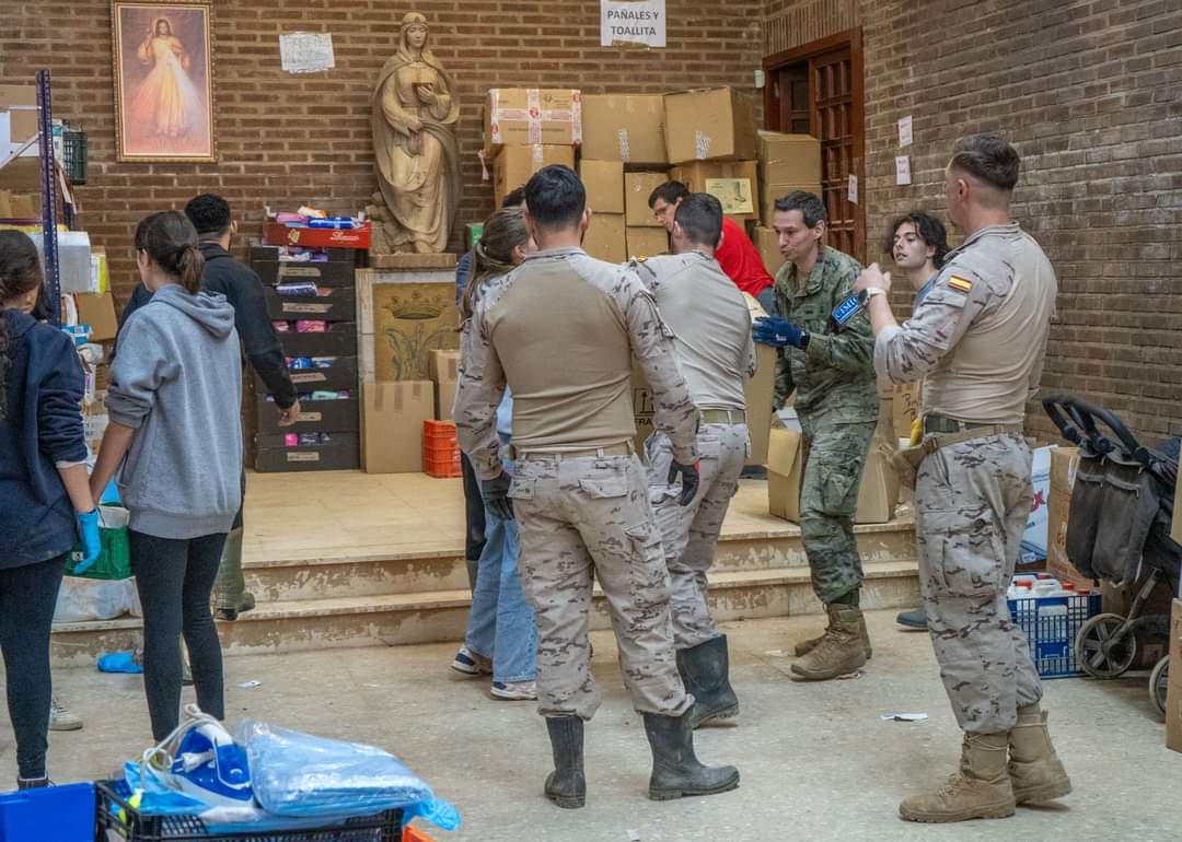 FUTER_ET's tweet image. Los trabajos no cesan en la zona afectada por la #Dana.
#Voluntarios y Unidades de #InfanteríaDeMarina, en coordinación con Unidades #CIMIC, culminan el traslado de material de la de la Parroquia María Madre al Pabellón Municipal de #Catarroja.
#ROI1
#Valencia
 #SomostuEjército