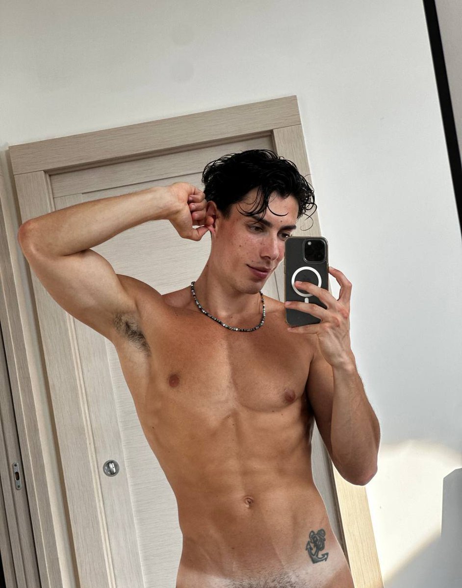 Who want a surprise pic in his DMs?