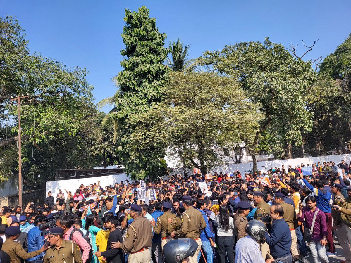 NiranjanMeena25's tweet photo. #KhanSir : बिहार में BPSC छात्रों का साथ देने की वजह से खान सर को पटना पुलिस ने गिरफ्तार कर लिया है !

अब हमारे प्यारे भारत में यही देखना बाकी था 
बेरोजगारों के साथ देने वाले को जेल में डालना 
#KhanSir #KhanSirPatna #ReleaseImranKhan #Khansir https://t.co/Vo4yLBXnZq