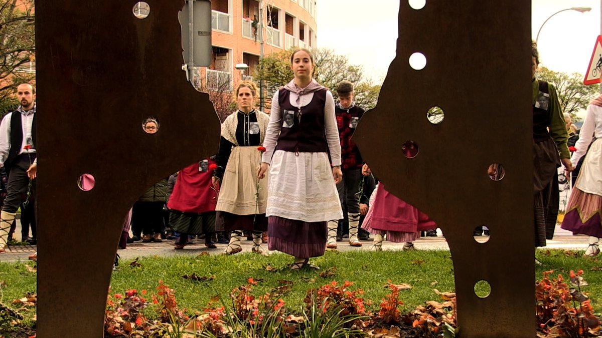 [🎦BIDEOA] Karmele Solagurenen heriotzaren hogeigarren urteurrenak biktima gisa aitortzeko eskaera dakar
ahotsa.info/albisteak/karm…