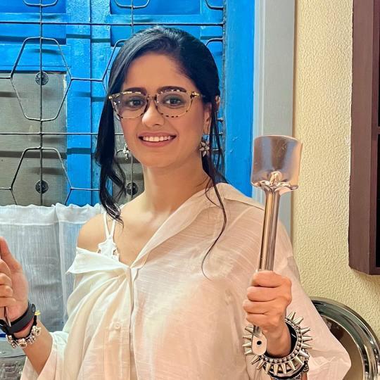 Sumaiya1027's tweet photo. Koun kehta h chasme m Ayesha pretty nehi lagti! 🔪
Chasma is chasmaing huh 🤭😍
#AyeshaSingh https://t.co/nt5d2RjDlF