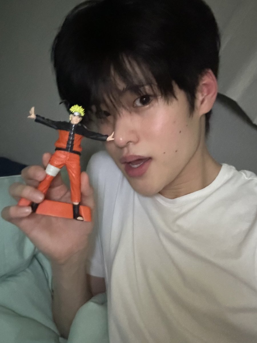 แล้วถูกต้องมาก หน้าสด ผมไม่เซ็ท เสื้อยืดสีขาว เซลฟี่คู่โมเดล โคตรจะคาถานารูโตะ อะบึ้ดจ้ำโบ้ะมากกกกกกก