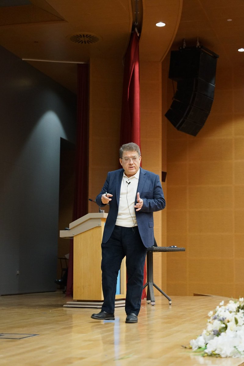 atlasunv's tweet photo. Etkinlik kapsamında düzenlenen oturumlarda, yapay zekanın farklı alanlardaki etkisi, dönüşüm potansiyeli ve geleceğin teknolojileri üzerine ilham verici konuşmalar gerçekleştirildi. https://t.co/p7AR1y2E2Q