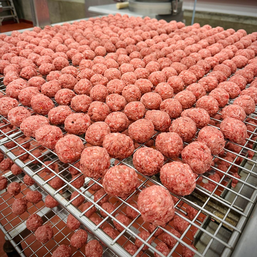 UNL_LoeffelMeat's tweet photo. 💥NEW PRODUCT ALERT💥

Fully cooked heat-and-eat beef meatballs!

Lightly seasoned and perfect for you to reheat and eat with either your favorite red sauce or drenched in your favorite sauce as an appetizer.

Sold frozen in ~1 lb. bags for $7.99/lb., come pick some up today! https://t.co/4uljr5T7PI