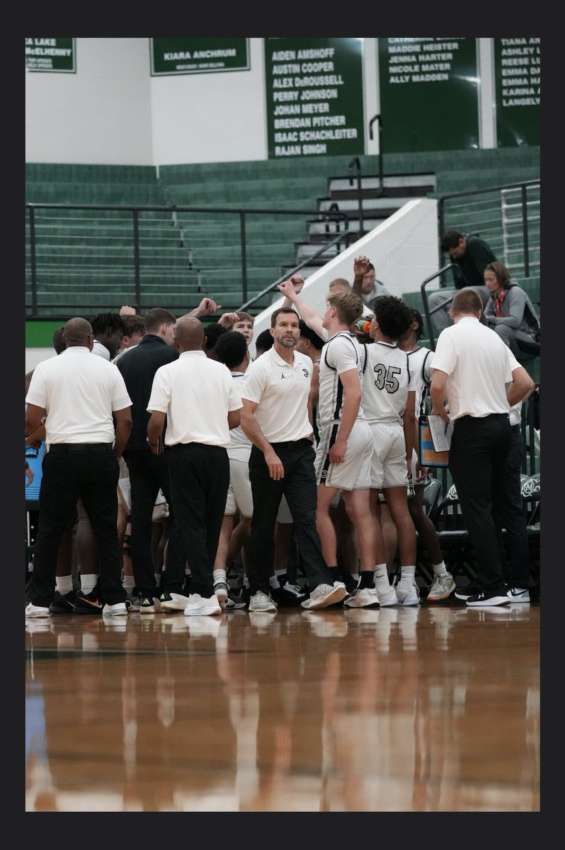 EastHawks2025's tweet image. 🏀GAME DAY 🏀 at Sycamore
Starts at 7
Theme:👕PJ👕
Check out LEHSbroadcasting on insta for more of these photos!