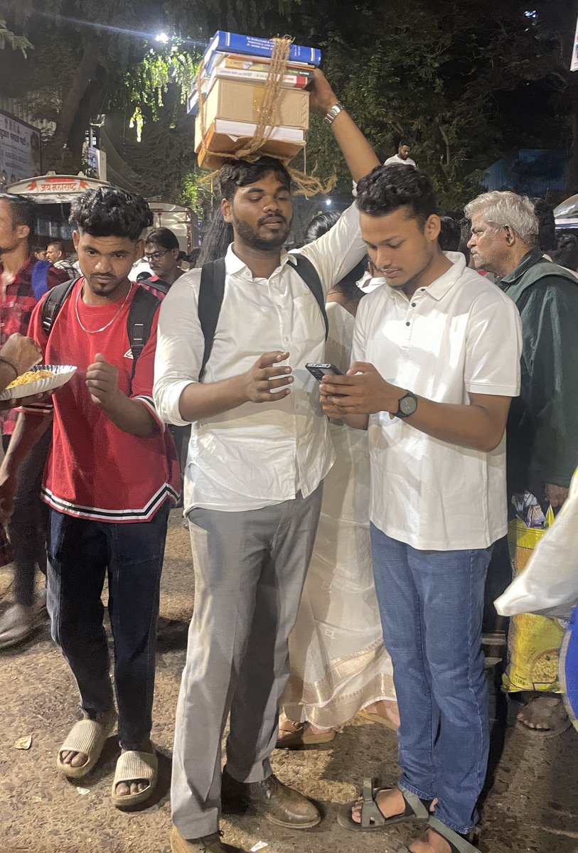 aviuv's tweet photo. महामानवाला अभिवादन करून चैत्यभूमीवरून अशी ‘संपत्ती’ संपूर्ण जगभरात पोहचते. 

#जयभीम https://t.co/CjAXWpbhpF