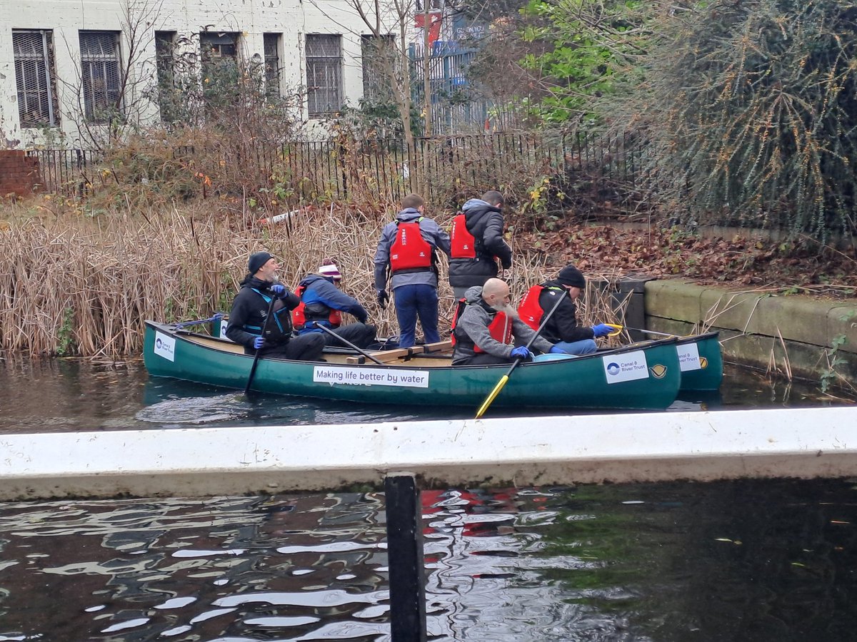 Getting really stuck in litter picking amongst the reeds today! 
B8g thank you to <a href="/CRTRobLangdon/">CRT Rob</a> &amp; <a href="/CanalRiverTrust/">Canal & River Trust</a> for taking us out on to the canal 😀