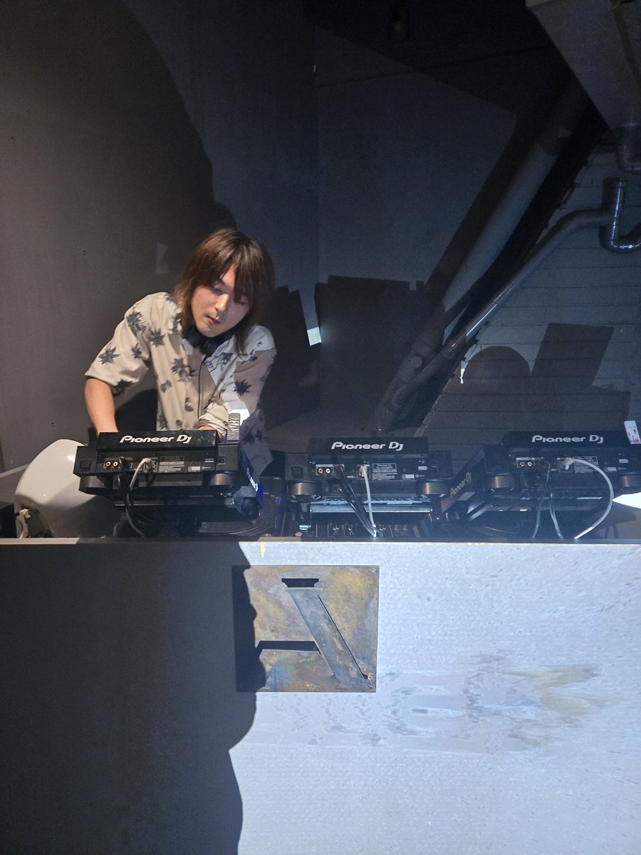 teitoku_sphere's tweet photo. 元会社の後輩がDJしてる姿初めて見る！！！　#AM30 https://t.co/EJJwM5HE0Z