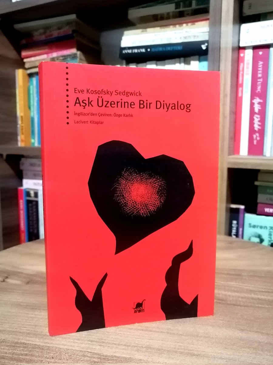 Eğer ki cinsiyet ve cinsellik yekpare bir şekilde gösterilmiyorsa, o zaman queer, birbiri içine geçmiş imkanlar, boşluklar, çakışmalar ve uyumsuzluklar anlamına gelebilir.

Aşk Üzerine Bir Diyalog, Eve Kosofsky Sedgwick

#kitaptavsiyesi