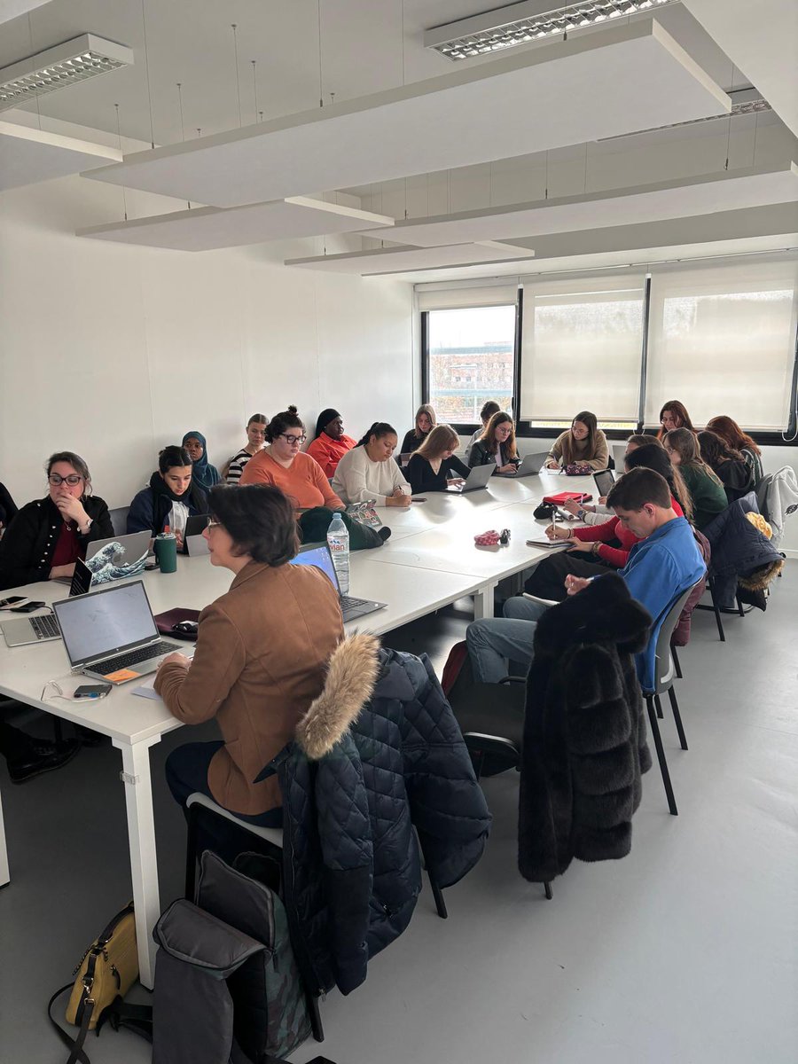 Quelques images du 4e volet du séminaire "Voces de mujeres españolas", organisé par Cécile Mary Trojani
<a href="/MaryCecile06/">Cécile MARY TROJANI</a>
, aujourd'hui avec Rebeca Martín
<a href="/RebecaMartn1/">Rebeca Martín</a>
(Univ. Autónoma de Barcelona), qui aborde la question des crimes et faits divers chez Emilia Pardo Bazán.