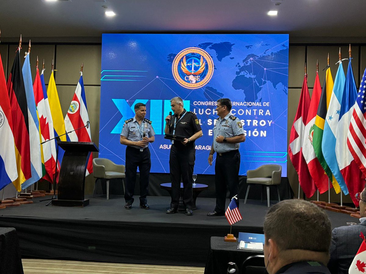policia's tweet photo. La @policia ha participado en el XIII Congreso de la Comunidad Internacional Policial contra el Secuestro y la Extorsión (#CIPSE), celebrado en #Paraguay
El representante de la #UDEV ha compartido los aprendizajes derivados de la experiencia española en la respuesta policial ante incidentes con rehenes