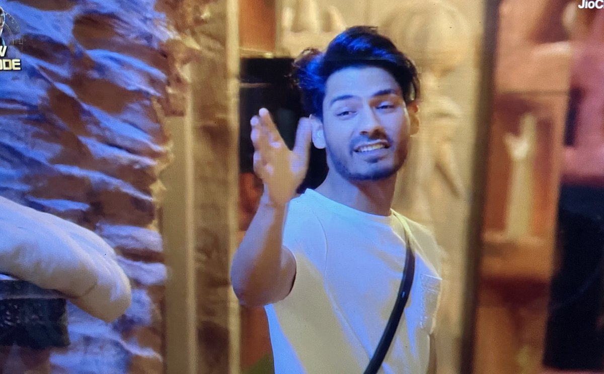 beingrachit_'s tweet photo. #DigvijayRathee FULLLL ONNNN blasting Eisha singh “itni ghatit wahi ut aurat hai main pyaar se rah raha thha tu is ghar ki sabse bekaar ladki hai! kone mein baith ke chugliya kar” 🤣🤣🔥🔥

#BB18 #BiggBoss18 https://t.co/k3zdVdh0AX