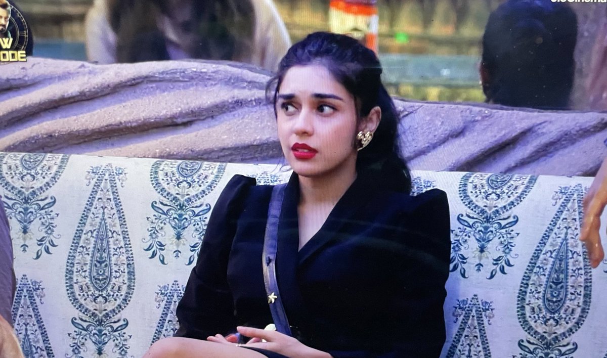 beingrachit_'s tweet photo. #DigvijayRathee FULLLL ONNNN blasting Eisha singh “itni ghatit wahi ut aurat hai main pyaar se rah raha thha tu is ghar ki sabse bekaar ladki hai! kone mein baith ke chugliya kar” 🤣🤣🔥🔥

#BB18 #BiggBoss18 https://t.co/k3zdVdh0AX