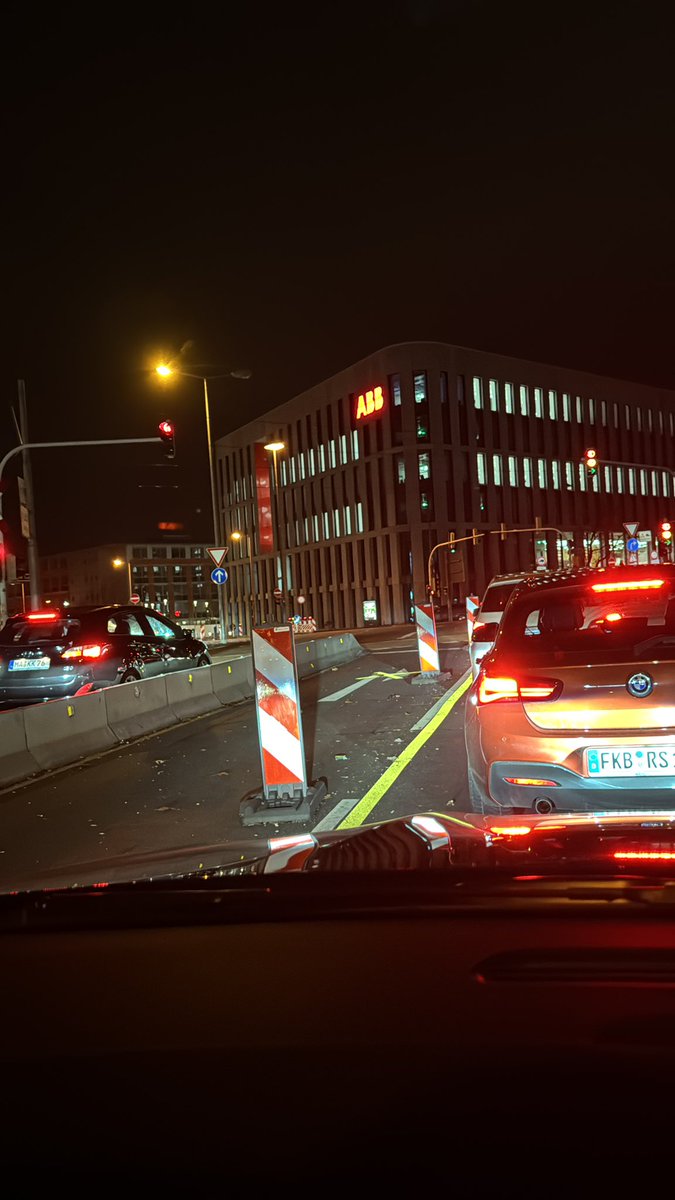 Furbster91's tweet photo. @PolizeiMannheim diese Kreuzung ist seit der Spurverengung in die Stadt ein furchtbares Chaos. Individuen die sich für besser halten, als jene die sich anständig auf dem Sand rechts hintanstellen schneiden letztere an der Kreuzung. Oft in gefährlicher Manier. https://t.co/y941aIBM5H