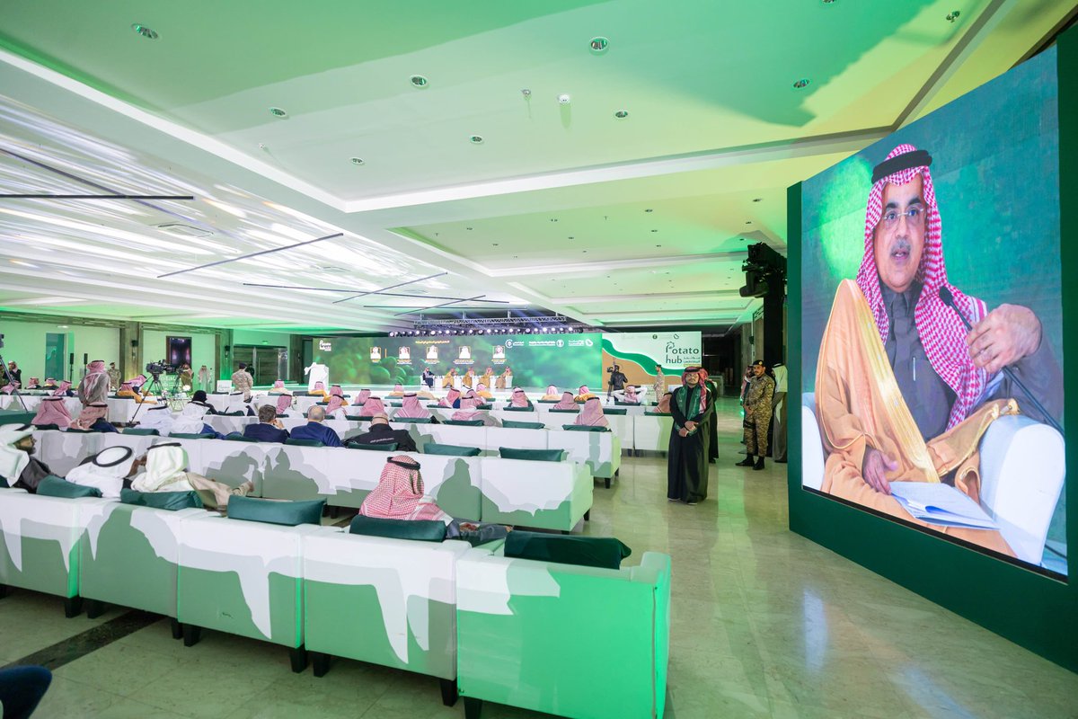 أكدت خلال مشاركتي في جلسة حوارية في <a href="/Potatohub_sa/">مؤتمر البطاطس | Potato Hub</a> ؛ على أهمية التكامل بين وزارتي <a href="/mimgov/">وزارة الصناعة والثروة المعدنية</a>، و<a href="/MEWA_KSA/">وزارة البيئة والمياه والزراعة</a>، لتعزيز القطاع الزراعي والصناعي، ومناقشة أحدث التقنيات والابتكارات لزيادة الإنتاج وتحسين الجودة، بما يسهم في تحقيق الأمن الغذائي وتعزيز الاقتصاد الوطني.