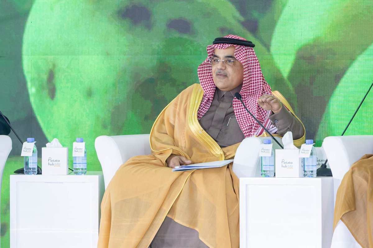 KhlilBinSalamah's tweet photo. أكدت خلال مشاركتي في جلسة حوارية في @Potatohub_sa ؛ على أهمية التكامل بين وزارتي @mimgov، و@MEWA_KSA، لتعزيز القطاع الزراعي والصناعي، ومناقشة أحدث التقنيات والابتكارات لزيادة الإنتاج وتحسين الجودة، بما يسهم في تحقيق الأمن الغذائي وتعزيز الاقتصاد الوطني. https://t.co/91DIYgay40