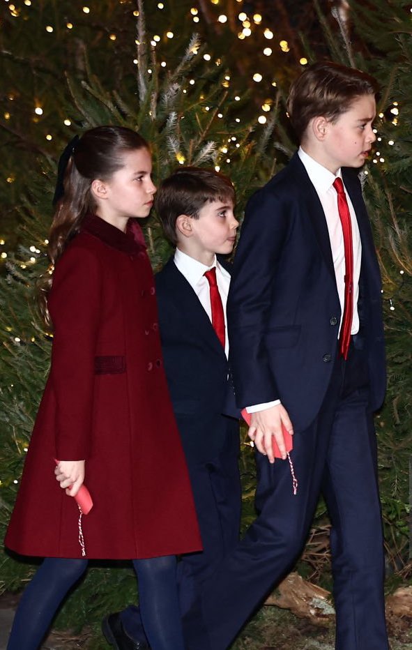 Prince George, Princess Charlotte and Prince Louis have arrived! 🥰❤️

How grown up do they look, and all matching too 🎄