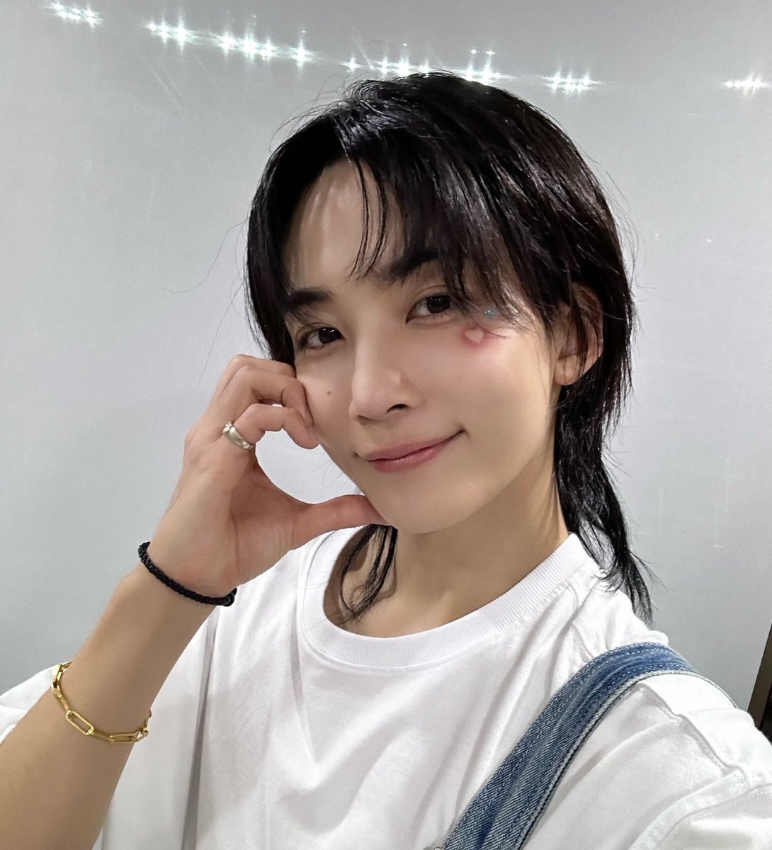 kwonhoshi1004's tweet photo. cute as hell                                 what the hell https://t.co/CZJdNgF7FE